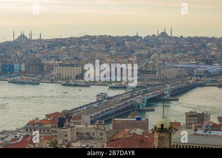 ISTANBUL, TÜRKEI - 3. JANUAR 2015: Galata-Brücke im Stadtbild an einem Januar-Morgen Stockfoto