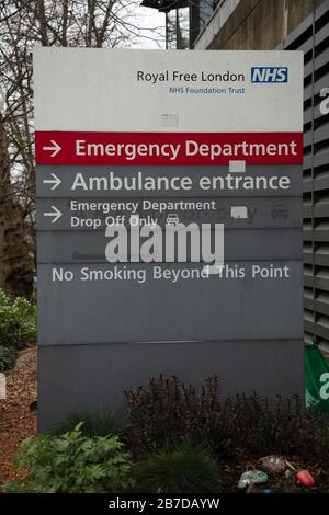 Hinweisschild und Vorstand der Notaufnahme des Royal Free Hospital, Hampstead, Camden, London, Großbritannien. Stockfoto