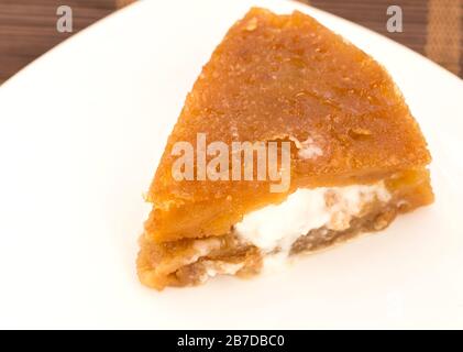 Traditionelles türkisches Dessert, kaymakli ekmek kadayifi Stockfoto