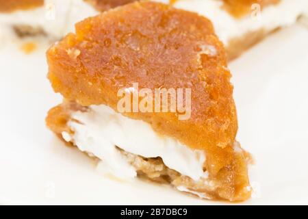 Traditionelles türkisches Dessert, kaymakli ekmek kadayifi Stockfoto