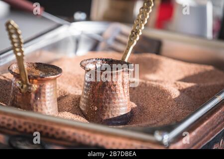Zubereitung von türkischem Kaffee in die Cezve im sand Stockfoto