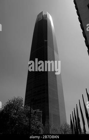 Der Grand Tower, der höchste Wolkenkratzer Lateinamerikas, Av Andrés Bello 2425, Providencia, Metropolitana, Santiago, Chile Stockfoto