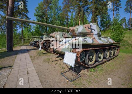 PAROLA, FINNLAND - 10. JUNI 2017: Der Panzer T-34-85 der sowjetischen Armee wurde im Gemälde der finnischen Armee im Museum gepanzerter Fahrzeuge der Stadt Parola gefangen genommen Stockfoto