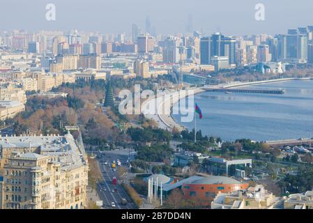 BAKU, ASERBAIDSCHAN - 29. DEZEMBER 2017: Stadtbild des modernen Baku an einem Dezembertag Stockfoto