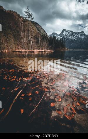 Das ist der Almsee in Oberösterreich, einer der schönsten Seen der österreichischen APLs Stockfoto