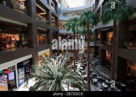 Blick in das Costanera Center, Av Andrés Bello 2425, Providencia, Metropolitana, Santiago, Chile Stockfoto