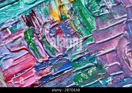 Struktur und Striche aus mehrfarbigem Acryllack mit Glitzern auf weißem Hintergrund Stockfoto