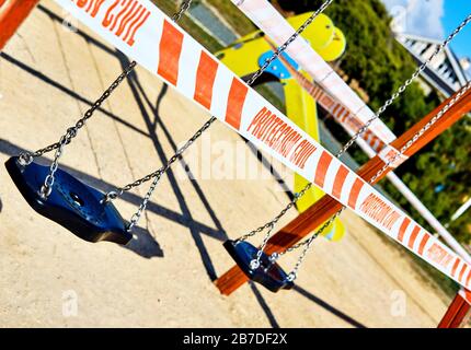 Torrevieja, Spanien - 15. März 2020: Öffentliche Plätze wegen pandemischer Erkrankungen geschlossen. Quarantäne für die weltweit verbreitete Infektion. Stoppen Sie COVID-19 Stockfoto