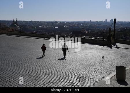 Prag, Tschechien. März 2020. Der Hradcany Platz in Prag, Tschechien, ohne die üblichen Touristenmassen ist am 15. März 2020 zu sehen. Am 12. März erklärte die Regierung aufgrund des Auftretens neuer Coronavirus-Arten in der gesamten Tschechischen Republik den Ausnahmezustand. Credit: Ondrej Deml/CTK Photo/Alamy Live News Stockfoto