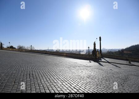 Prag, Tschechien. März 2020. Der Hradcany Platz in Prag, Tschechien, ohne die üblichen Touristenmassen ist am 15. März 2020 zu sehen. Am 12. März erklärte die Regierung aufgrund des Auftretens neuer Coronavirus-Arten in der gesamten Tschechischen Republik den Ausnahmezustand. Credit: Ondrej Deml/CTK Photo/Alamy Live News Stockfoto