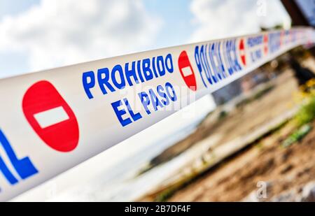 Torrevieja, Spanien - 15. März 2020: Öffentliche Plätze wegen pandemischer Erkrankungen geschlossen. Quarantäne für die weltweit verbreitete Infektion. Stoppen Sie COVID-19 Stockfoto