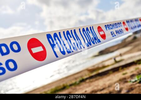 Torrevieja, Spanien - 15. März 2020: Öffentliche Plätze wegen pandemischer Erkrankungen geschlossen. Quarantäne für die weltweit verbreitete Infektion. Stoppen Sie COVID-19 Stockfoto