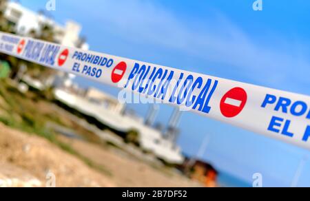 Torrevieja, Spanien - 15. März 2020: Öffentliche Plätze wegen pandemischer Erkrankungen geschlossen. Quarantäne für die weltweit verbreitete Infektion. Stoppen Sie COVID-19 Stockfoto