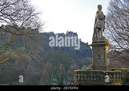 Statue von Allan Ramsay, Princes Street Gardens, Edinburgh. Edinburgh Castle im Hintergrund Stockfoto