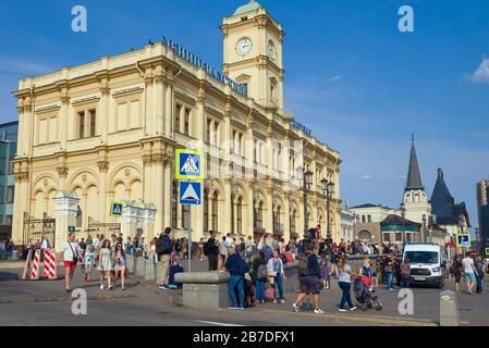 MOSKAU, RUSSLAND - 01. SEPTEMBER 2018: Am Bahnhof Leningradsky an einem sonnigen Tag Stockfoto