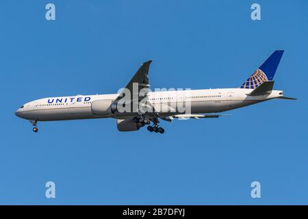 FRANKFURT, DEUTSCHLAND 11.08.2019 USA United Airlines Boeing 767-332 näher zum Flughafen in Frankfurt für die Landung auf der Basis von Blue Sky Stockfoto