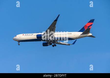 FRANKFURT, DEUTSCHLAND 11.08.2019 USA DELTA AIRLINES Boeing 767-332 näher zum Flughafen in Frankfurt für die Landung auf der Basis von Blue Sky Stockfoto