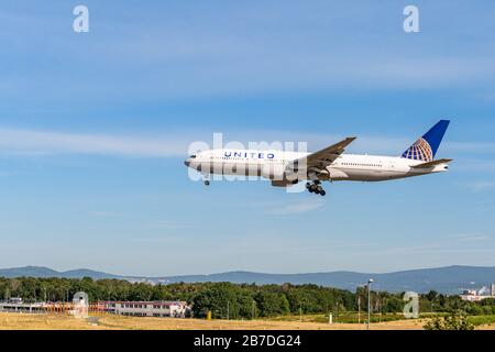 FRANKFURT, DEUTSCHLAND 11.08.2019 USA United Airlines Boeing 767-332 näher zum Flughafen in Frankfurt für die Landung auf der Basis von Blue Sky Stockfoto