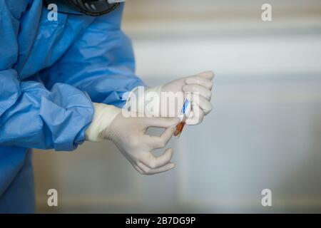 Bukarest, Rumänien - 13. März 2020: Details mit den Händen eines Sanitäter mittels eines Coronavirus-Tests an einer Person. Stockfoto