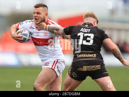 Der Kyle Trout von Hull KR wird von Leigh Centurions' Danny Addy während des Coral Challenge Cup, fünftes Rundenspiel im Craven Park, Hull, angepackt. Stockfoto