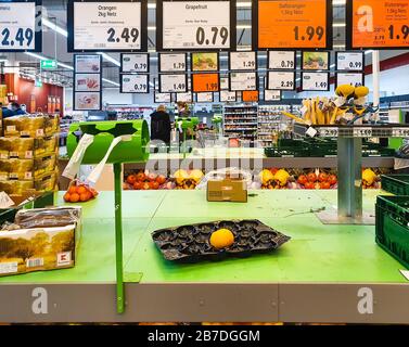 FULDA, DEUTSCHLAND - MAR 14, 2020: Leere Regale für Gemüse im Kaufland-Supermarkt wegen Coronavirus-Krise. Panikkäufe in Quarantäne führen zu Foo Stockfoto