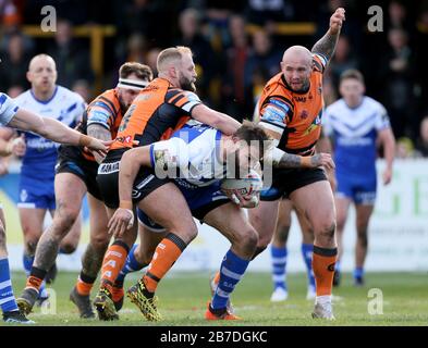 Der heilige Helens Alex Walmsley wird während des Betfred Super League-Matches im Mend-A-Schlauch-Dschungel, Castleford, in Angriff genommen. Stockfoto