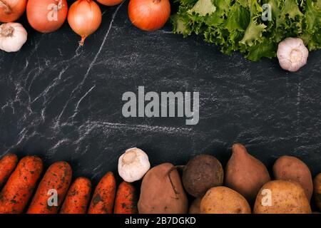 Auswahl an frischem Gemüse aus dem Garten. Kopierbereich, flaches Layout. Stockfoto