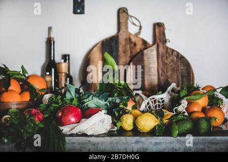 Auswahl an veganen, vegetarischen, ausgewogenen Diät-Lebensmitteln. Obst, Gemüse, Nuss, Grüns über grauer Betonküche mit grauem Wandhintergrund, sel Stockfoto
