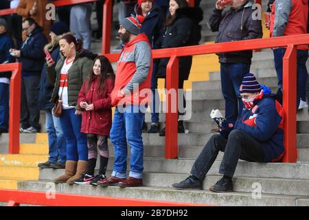 Hull KR-Fans vor dem Coral Challenge Cup, fünftes Spiel im Craven Park, Hull. Stockfoto