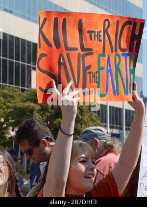 Asheville, North Carolina, USA - 20. September 2019: Schild des wütenden amerikanischen Studenten, das sagt: "Tötet die reichen, rettet die Erde" während der ganzen Welt Stockfoto
