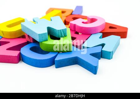 Bunte Buchstaben aus Holzalphabet isoliert auf weißem Hintergrund. Lernkonzept. Stockfoto