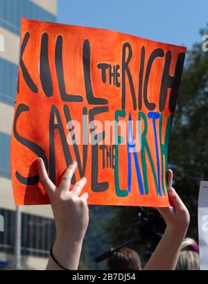 Asheville, North Carolina, USA - 20. September 2019: Wütendes Zeichen, dass "Kill the Rich, Save the Earth" von einem jungen amerikanischen Studenten während der Zeit hoch gehalten wird Stockfoto