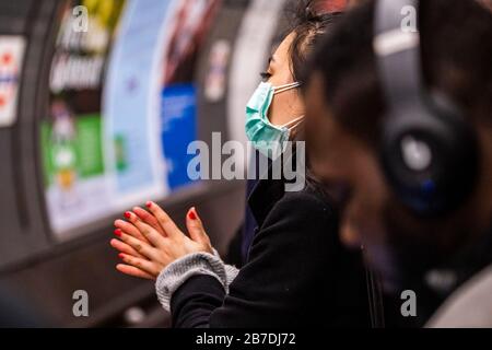 London, Großbritannien. März 2020. Doppelmaskierung und Händeklatschen - Anti Coronavirus (Covid 19)-Abwehr, mit unversäumten Masken in der London Underground. Credit: Guy Bell/Alamy Live News Stockfoto