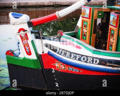 Hell gemaltes historisches Schmalboot, Butty 'Hereford' liegt am Erewash Canal, in der Nähe von Trent Falls, England, Großbritannien, Nottinghamshire Stockfoto