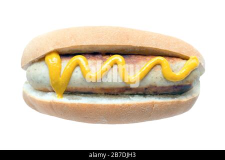Hotdog mit Senf in einem Bun auf einem isolierten weißen Hintergrund mit einem Beschneidungspfad Stockfoto