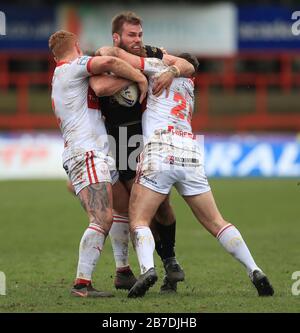 Hull KR's Harvey Livett und Owen Harrison Tackle Leigh Centurions' Thomas Spencer während des Coral Challenge Cup, fünftes Rundenmatch im Craven Park, Hull. Stockfoto