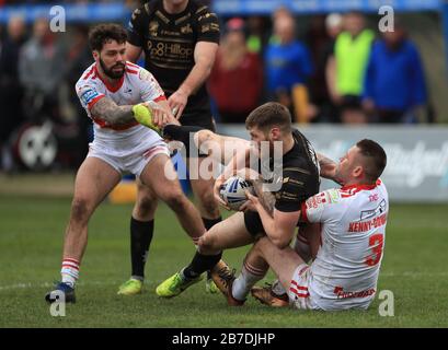 Shaun KR's Shaun Kenny-Dowall tackelt Ryan Shaw von Leigh Centurions während des Coral Challenge Cup, fünftes Rundenmatch im Craven Park, Hull. Stockfoto