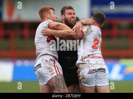 Hull KR's Harvey Livett und Owen Harrison Tackle Leigh Centurions' Thomas Spencer während des Coral Challenge Cup, fünftes Rundenmatch im Craven Park, Hull. Stockfoto