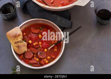 Tomatensuppe mit Kichererbsen, Chorizowurst und Petersilie Stockfoto