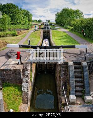 Schmalboot auf dem Foxton Flight of Locks auf dem Grand Union Canal Leicester Arm, Leicestershire, England, Vereinigtes Königreich, Großbritannien Stockfoto