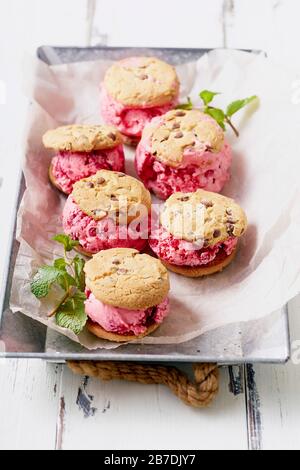 Himbeereissandwiches mit Schokolade-Chip-Plätzchen Stockfoto