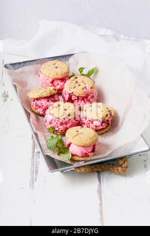 Draufsicht Bild von Himbeereissandwiches mit Schokoladenchip-Plätzchen Stockfoto