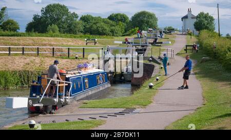 Schmalboot auf dem Foxton Flight of Locks auf dem Grand Union Canal Leicester Arm, Leicestershire, England, Vereinigtes Königreich, Großbritannien Stockfoto