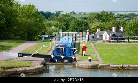 Schmalboot mit dem Foxton Flight of Locks auf dem Grand Union Canal Leicester Arm, Leicestershire, England, Vereinigtes Königreich, Großbritannien Stockfoto