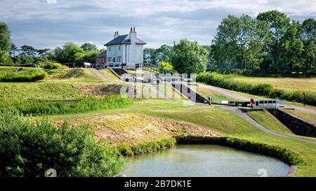 Das oberste Schleusenhaus und die Schleusen auf dem Foxton-Flug des Grand Union Canal Leicester Arm, Leicestershire, England, Großbritannien, Großbritannien, Stockfoto