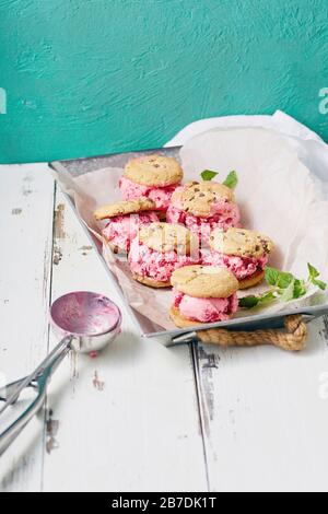 Himbeereissandwiches mit Schokolade-Chip-Plätzchen Stockfoto