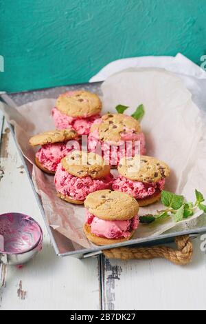 Himbeereissandwiches mit Schokolade-Chip-Plätzchen Stockfoto