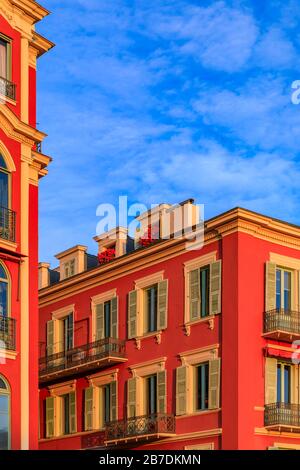 Blick auf den Sonnenuntergang über traditionellen mediterranen Häusern im Place Massena, Handels- und Kulturdenkmal in der Altstadt Vielle Ville von Nizza, Südfrankreich Stockfoto