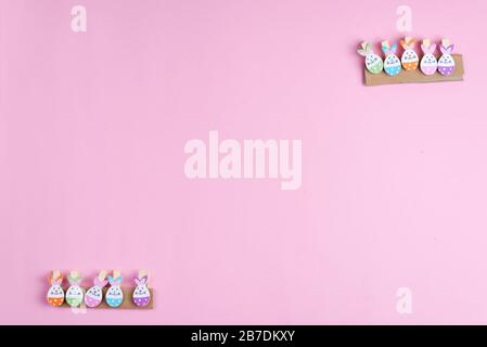 Osterkaninchen Wäscheklappen Dekoration, hängen auf dem rosafarbenen Hintergrund.frohe Ostern. Kopierbereich Stockfoto