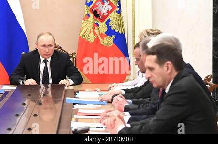 Der russische Präsident Wladimir Putin leitet eine Sitzung der ständigen Mitglieder des Sicherheitsrates der Russischen Föderation im Kreml am 13. März 2020 in Moskau, Russland. Stockfoto